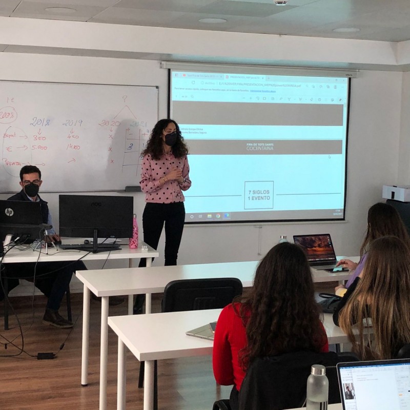 Mireia Estepa durant la xerrada a l'IMEP (Institut Mediterr&agrave;ni d'Estudis de Protocol)