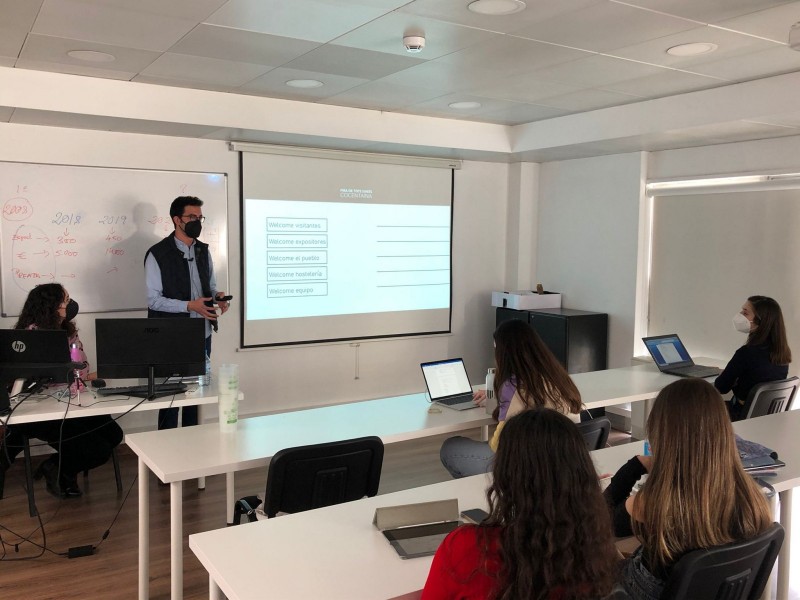 Jaume Bernabeu durant la xerrada a l'IMEP (Institut Mediterr&agrave;ni d'Estudis de Protocol)